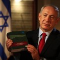 کتاب روحانی در دست نتانیاهو (عکس)